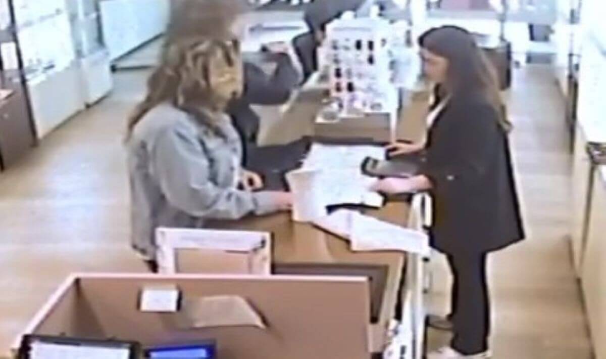 Adelfia, finte clienti commettono un furto in gioielleria: le immagini finiscono sui social – VIDEO Adelfia, finte clienti commettono un furto in gioielleria: le immagini finiscono sui social – VIDEO