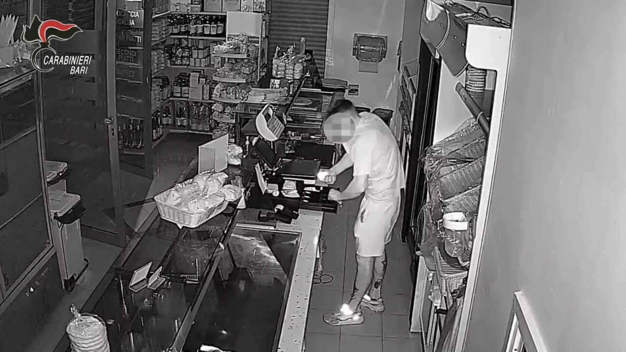 Furti in negozi e appartamenti a Bari, arrestato ladro seriale: incastrato dai tatuaggi – VIDEO Furti in negozi e appartamenti a Bari, arrestato ladro seriale: incastrato dai tatuaggi – VIDEO