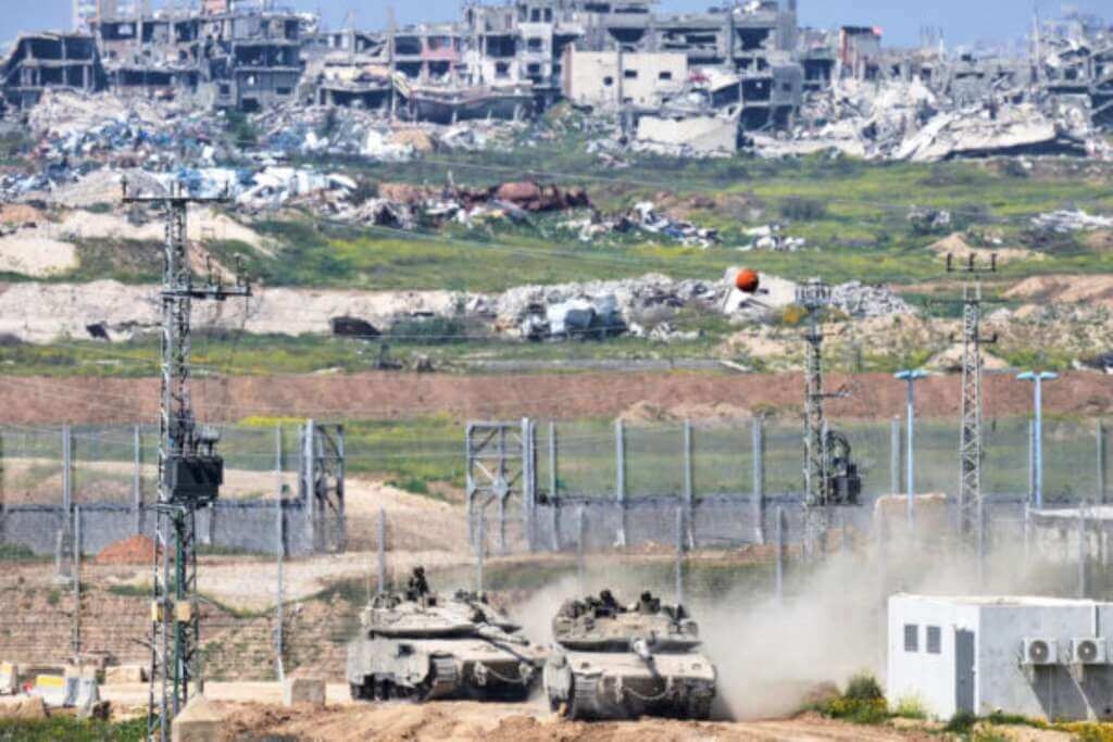 Galleria foto 'Nuovi raid israeliani a Gaza, quattro attacchi su Rafah: almeno 14 vittime' - foto 1