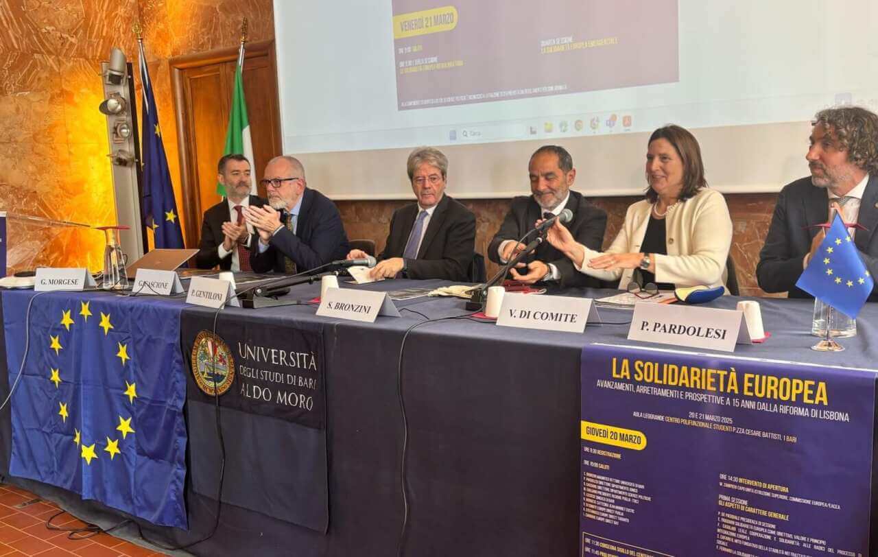 Ue, Gentiloni: «La missione di Ventotene era solidarietà e pace». A Bari riceve il sigillo d’oro dell’Università