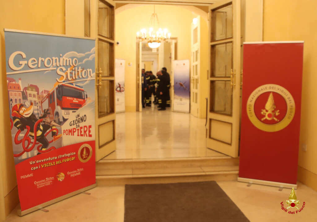 Bari, Geronimo Stilton incontra i vigili del fuoco: sorpresa per i bimbi delle scuole – FOTO