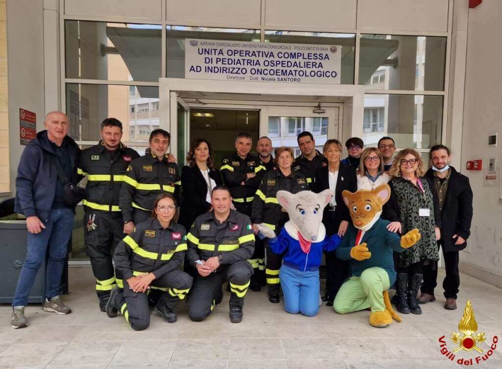 Bari, Geronimo Stilton incontra i vigili del fuoco: sorpresa per i bimbi delle scuole – FOTO