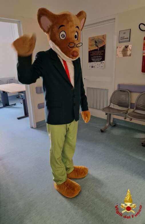 Bari, Geronimo Stilton incontra i vigili del fuoco: sorpresa per i bimbi delle scuole – FOTO