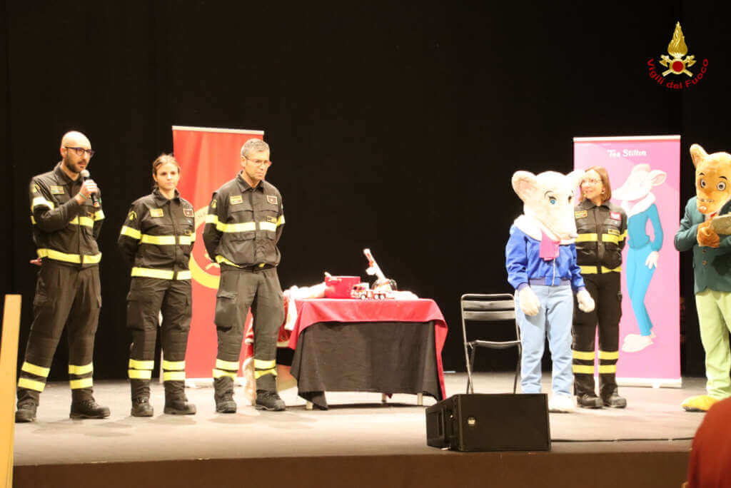 Bari, Geronimo Stilton incontra i vigili del fuoco: sorpresa per i bimbi delle scuole – FOTO
