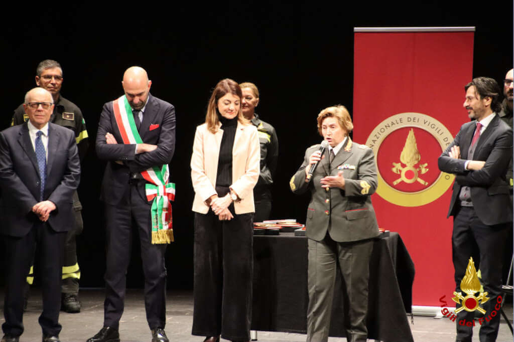 Bari, Geronimo Stilton incontra i vigili del fuoco: sorpresa per i bimbi delle scuole – FOTO