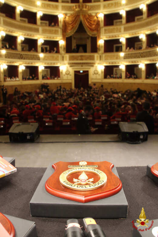 Bari, Geronimo Stilton incontra i vigili del fuoco: sorpresa per i bimbi delle scuole – FOTO