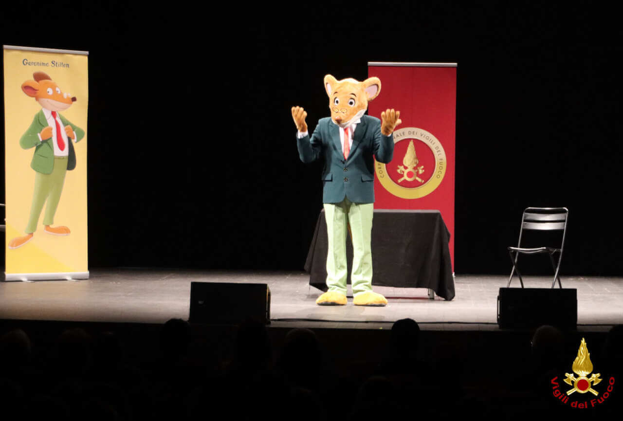 Bari, Geronimo Stilton incontra i vigili del fuoco: sorpresa per i bimbi delle scuole – FOTO