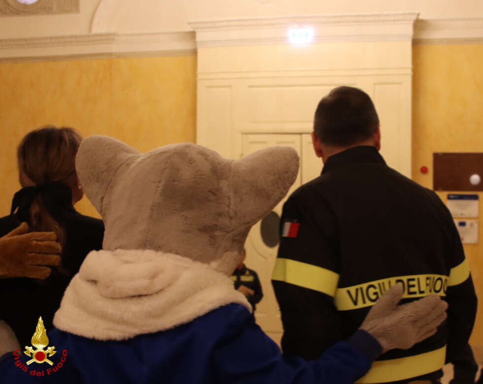 Bari, Geronimo Stilton incontra i vigili del fuoco: sorpresa per i bimbi delle scuole – FOTO