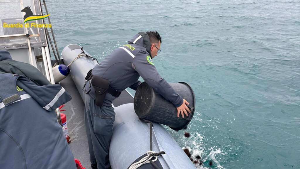 Galleria foto 'Manfredonia, sequestrati 3.500 ricci di mare pescati illegalmente: in quattro finiscono nei guai' - foto 1