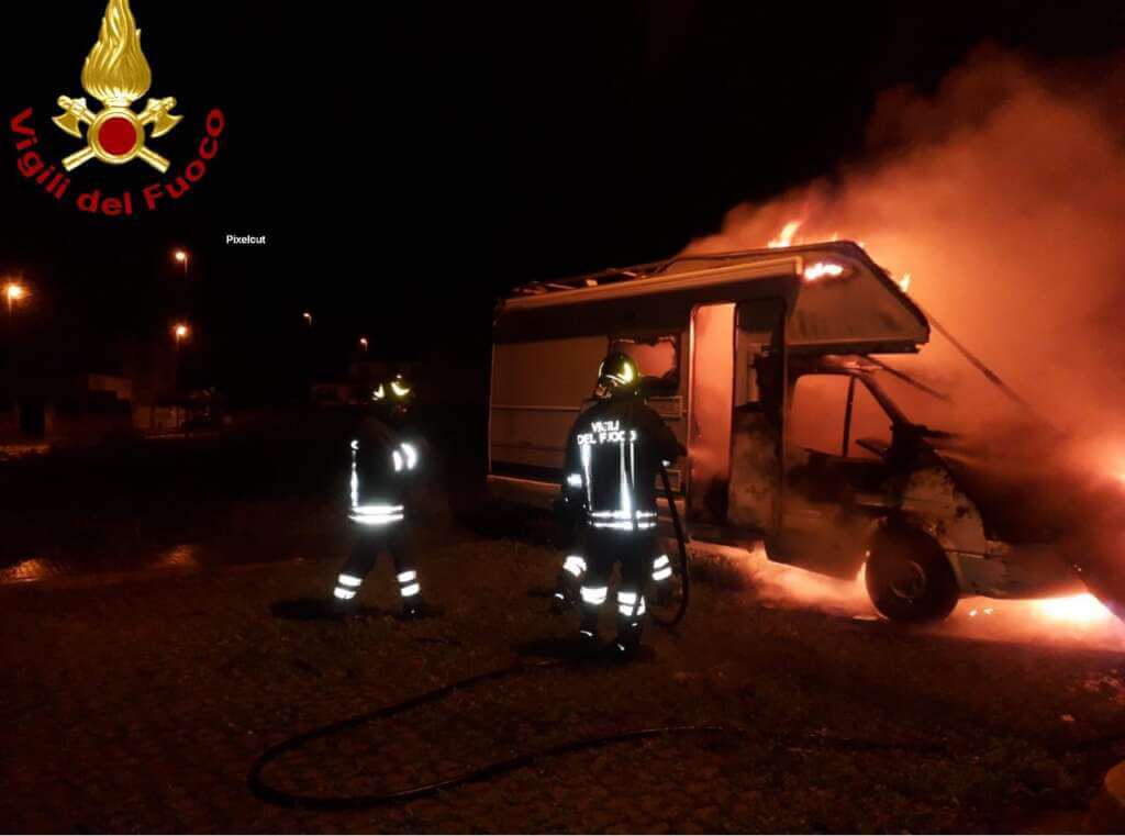 Notte di fuoco nel Salento, tre veicoli distrutti da incendi in meno di due ore: indagini in corso Notte di fuoco nel Salento, tre veicoli distrutti da incendi in meno di due ore: indagini in corso