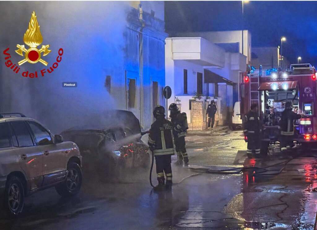 Notte di fuoco nel Salento, tre veicoli distrutti da incendi in meno di due ore: indagini in corso Notte di fuoco nel Salento, tre veicoli distrutti da incendi in meno di due ore: indagini in corso