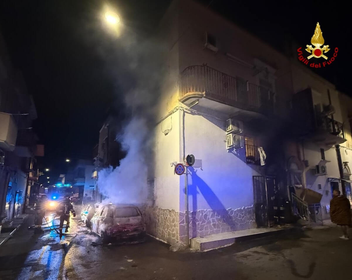 Adelfia, in fiamme due auto nella notte: danni alla facciata di un’abitazione Adelfia, in fiamme due auto nella notte: danni alla facciata di un’abitazione