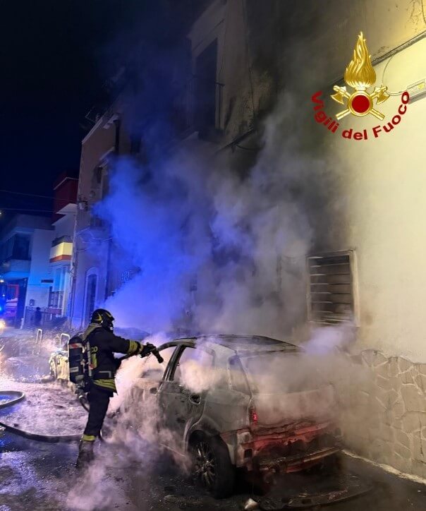 Adelfia, in fiamme due auto nella notte: danni alla facciata di un’abitazione Adelfia, in fiamme due auto nella notte: danni alla facciata di un’abitazione