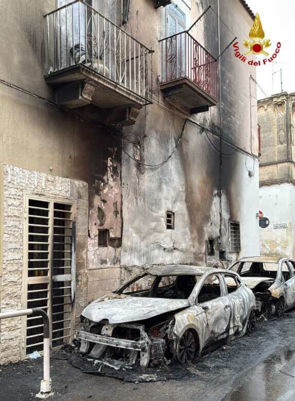 Adelfia, in fiamme due auto nella notte: danni alla facciata di un’abitazione Adelfia, in fiamme due auto nella notte: danni alla facciata di un’abitazione