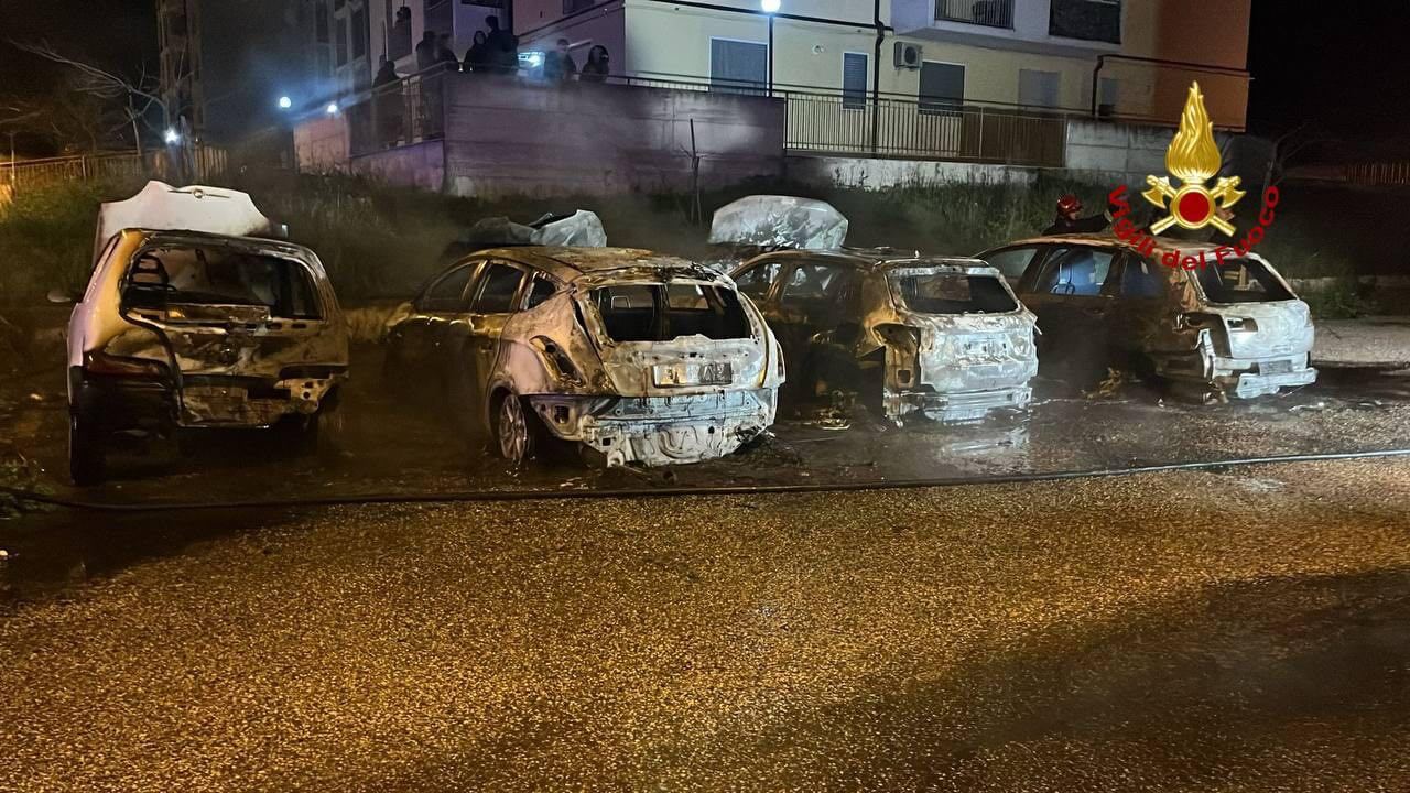 Paura nella notte a Lavello, quattro auto distrutte in un incendio: indagano i carabinieri