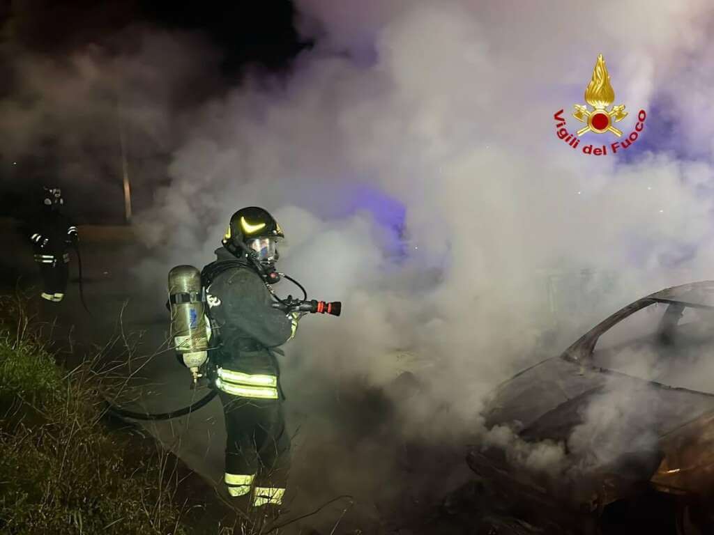 Paura nella notte a Lavello, quattro auto distrutte in un incendio: indagano i carabinieri