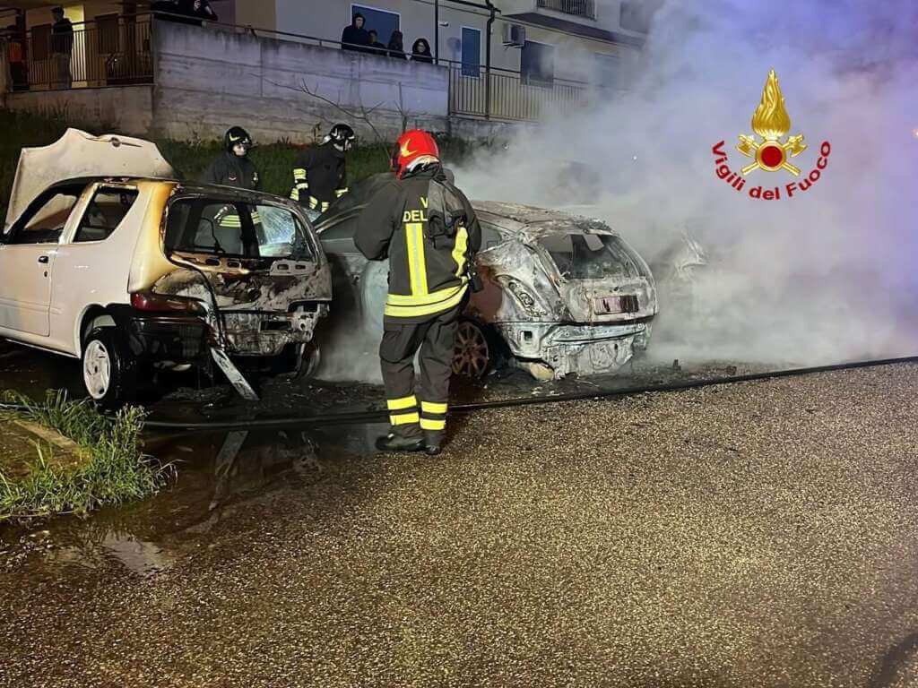 Paura nella notte a Lavello, quattro auto distrutte in un incendio: indagano i carabinieri