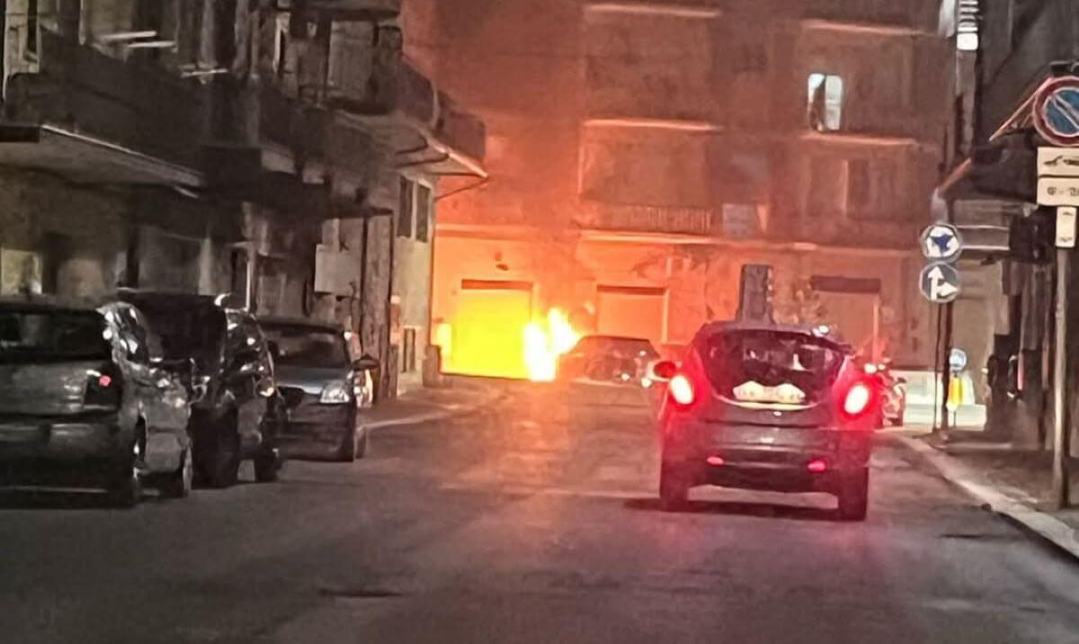 San Giovanni Rotondo: dopo quella del segretario Pd, bruciata l’auto di un altro politico – VIDEO San Giovanni Rotondo: dopo quella del segretario Pd, bruciata l’auto di un altro politico – VIDEO