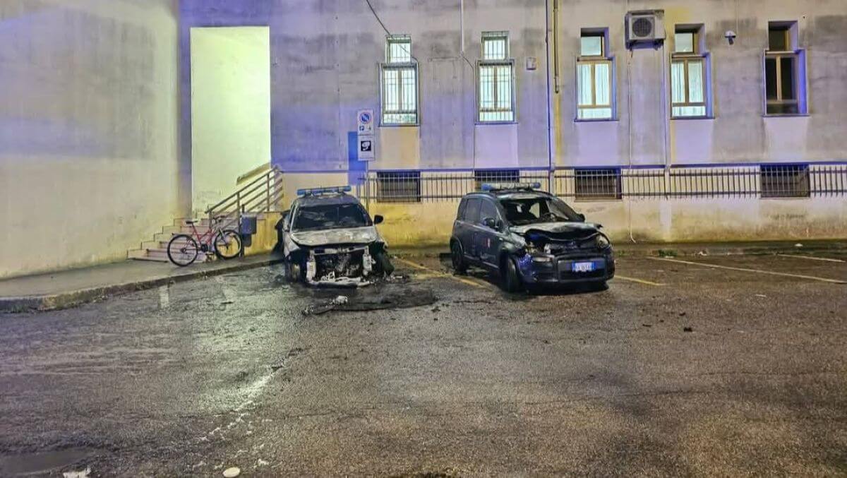 Oria, a fuoco due auto dei vigili. Il sindaco: «Colpire la polizia locale significa attaccare lo Stato»