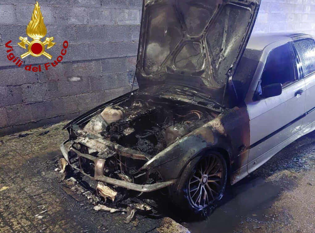 Presicce-Acquarica, incendio nella notte: in fiamme un’auto. Indagano i carabinieri