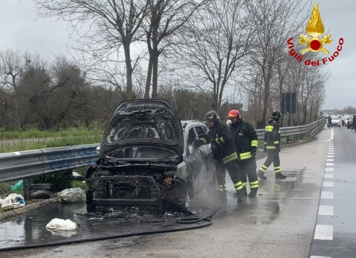 Auto a fuoco mentre percorre la strada statale 7 nel Brindisino: in salvo il conducente Auto a fuoco mentre percorre la strada statale 7 nel Brindisino: in salvo il conducente