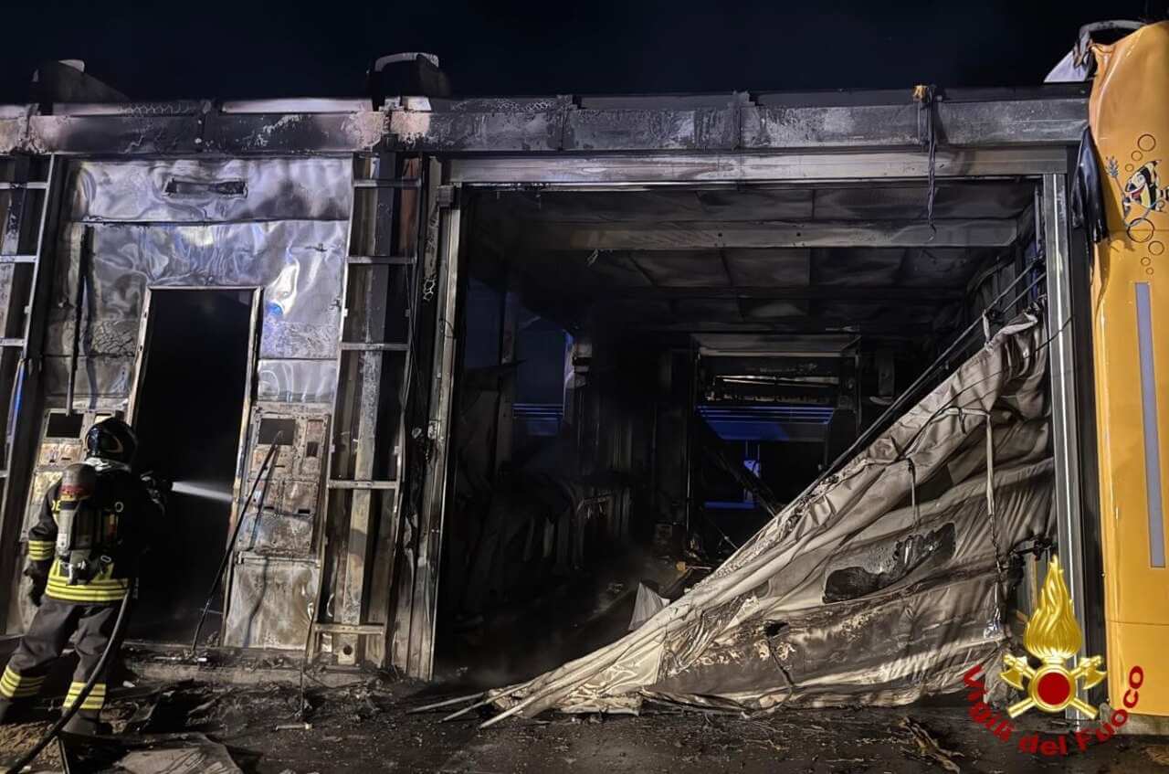 Castellana Grotte, incendio distrugge un autolavaggio: era stato appena realizzato Castellana Grotte, incendio distrugge un autolavaggio: era stato appena realizzato