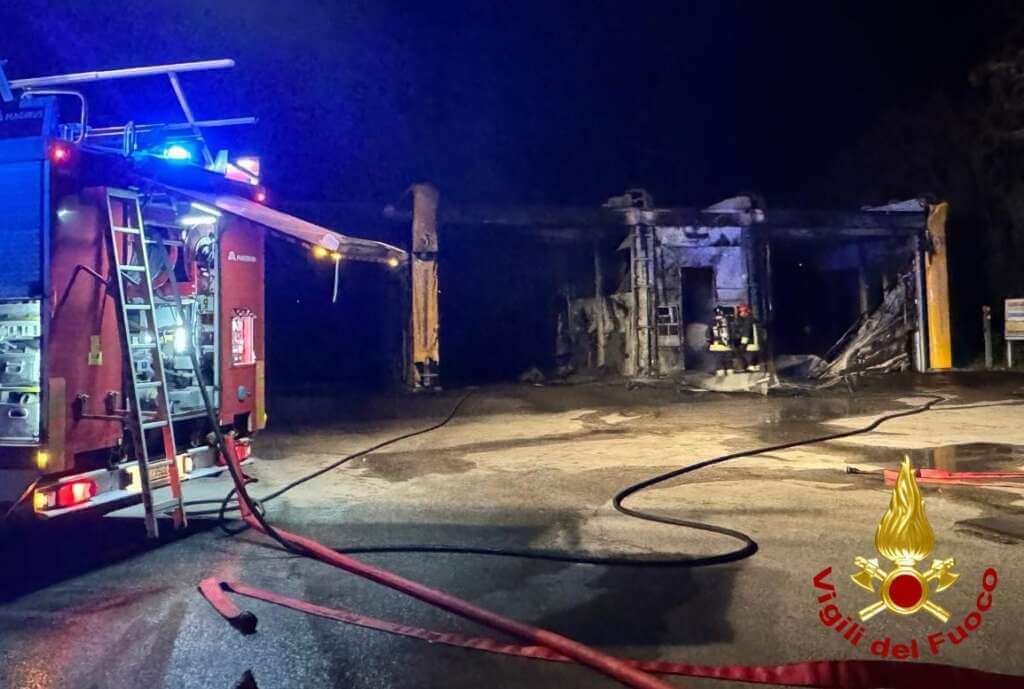 Castellana Grotte, incendio distrugge un autolavaggio: era stato appena realizzato Castellana Grotte, incendio distrugge un autolavaggio: era stato appena realizzato