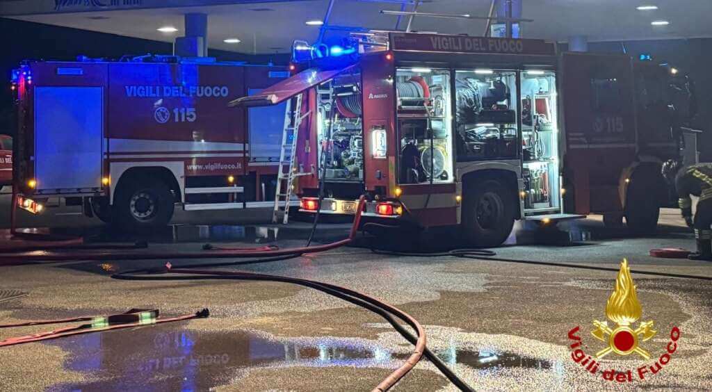 Castellana Grotte, incendio distrugge un autolavaggio: era stato appena realizzato Castellana Grotte, incendio distrugge un autolavaggio: era stato appena realizzato
