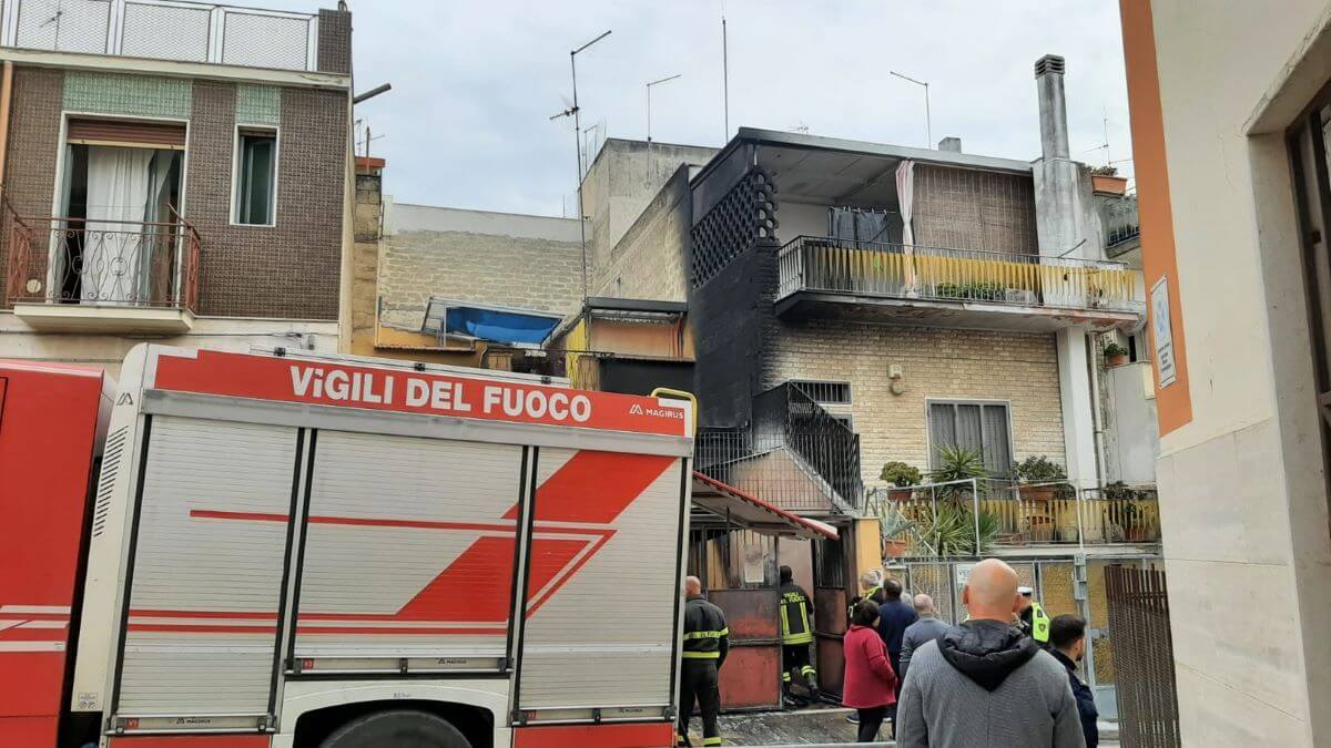 Canosa di Puglia, scoppia incendio in un garage: salvata una coppia di anziani Canosa di Puglia, scoppia incendio in un garage: salvata una coppia di anziani