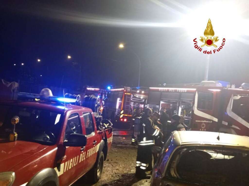 Notte di paura a Venosa: fiamme in un capannone. Vigili del fuoco al lavoro per ore
