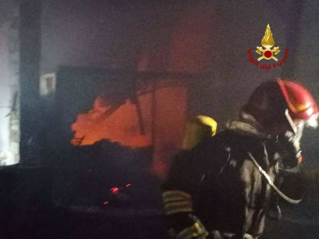 Notte di paura a Venosa: fiamme in un capannone. Vigili del fuoco al lavoro per ore
