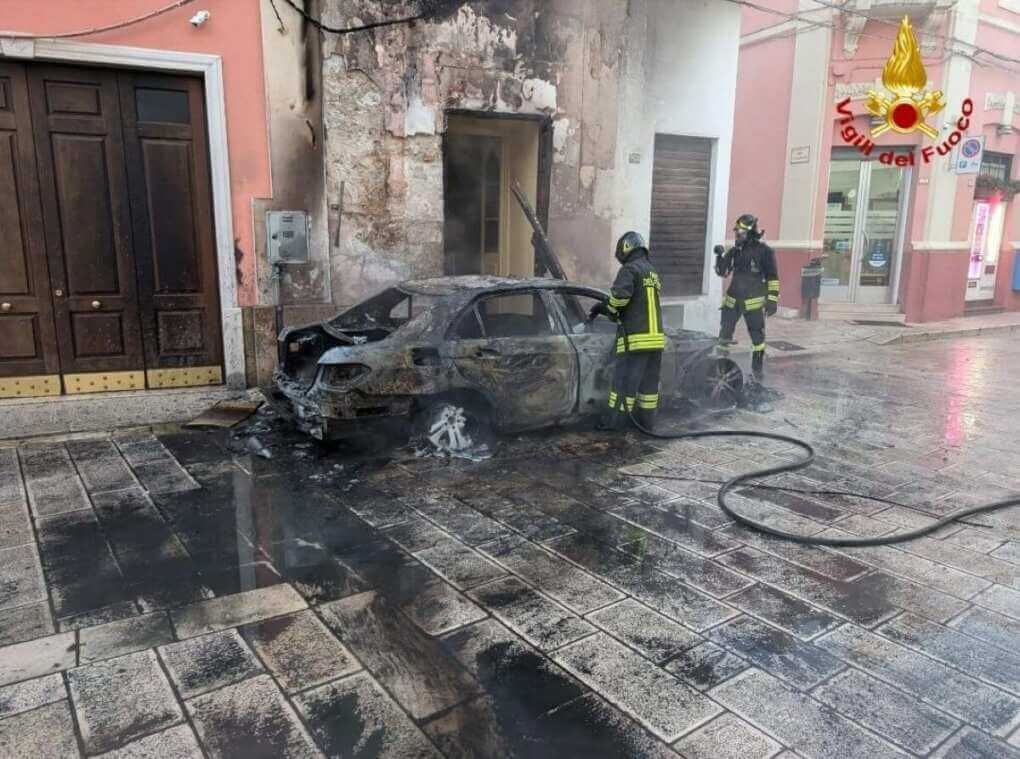 Cellino San Marco, in fiamme l’auto di un avvocato: danneggiata anche la facciata di un edificio