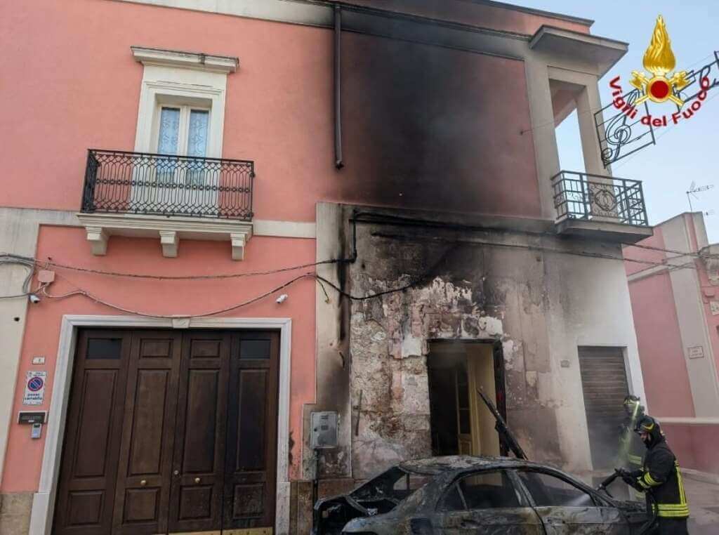 Cellino San Marco, in fiamme l’auto di un avvocato: danneggiata anche la facciata di un edificio