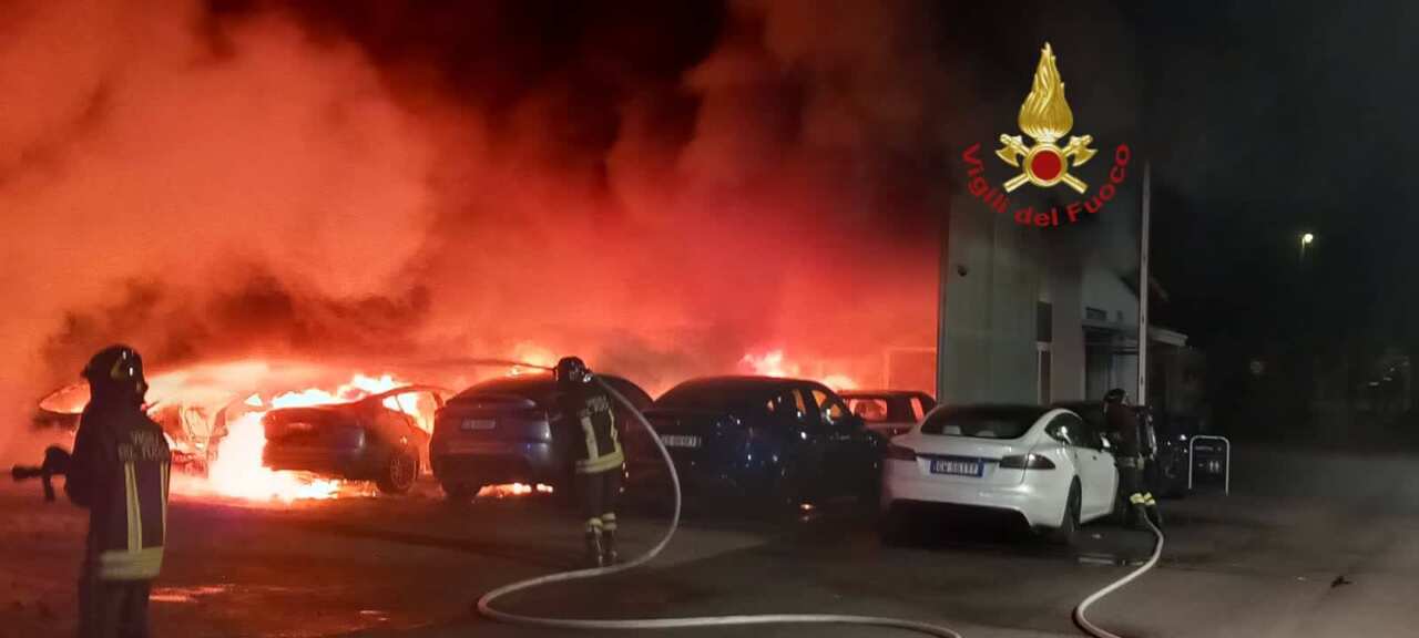 Roma, incendio in una concessionaria Tesla: distrutte 17 auto. Non si esclude la matrice dolosa Roma, incendio in una concessionaria Tesla: distrutte 17 auto. Non si esclude la matrice dolosa
