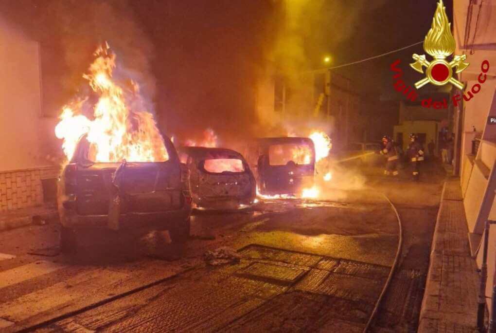 Corsano, intimidazione a un imprenditore: bomba sotto casa. A fuoco auto e mezzi da lavoro Corsano, intimidazione a un imprenditore: bomba sotto casa. A fuoco auto e mezzi da lavoro