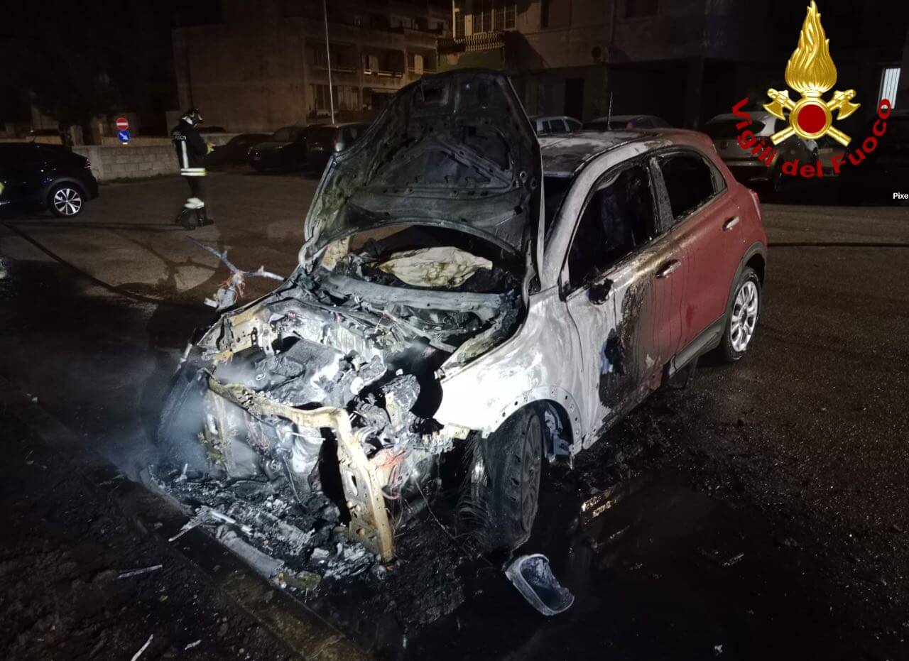 Fiamme nella notte a Gallipoli: un’auto e uno scooter distrutti in un incendio Fiamme nella notte a Gallipoli: un’auto e uno scooter distrutti in un incendio