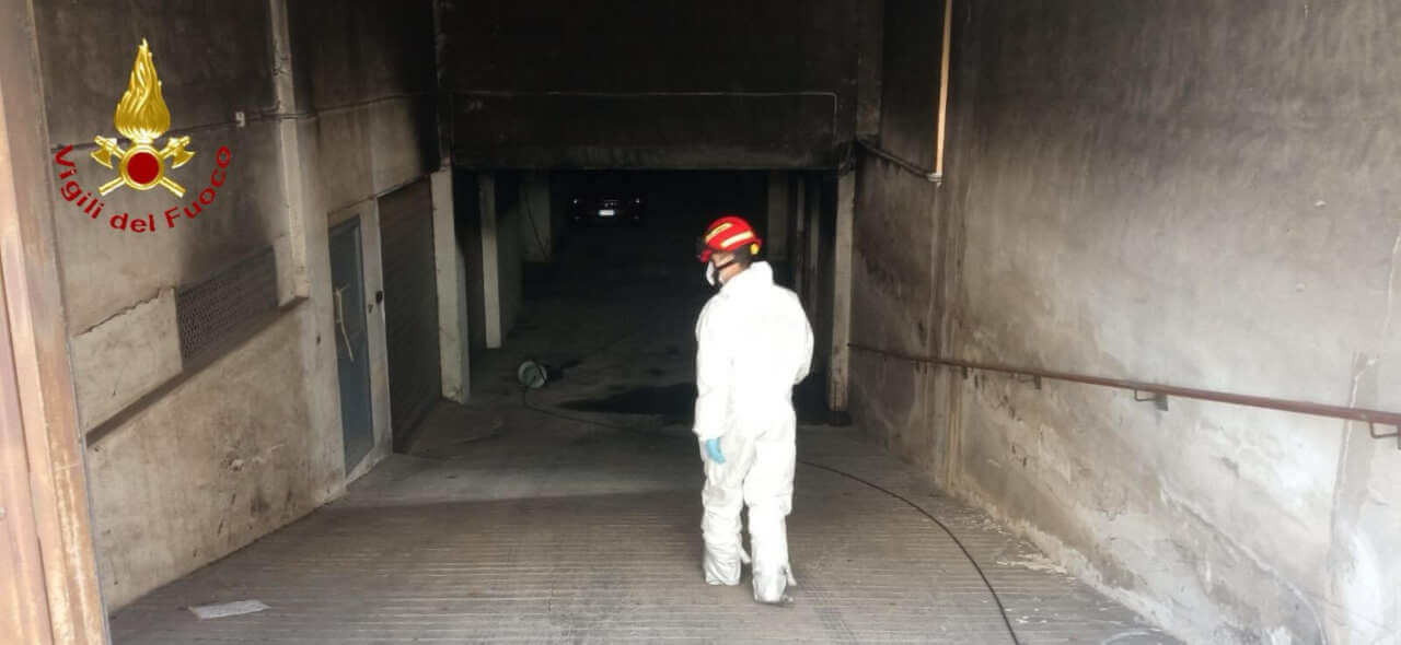 Matera, fiamme in un garage: distrutte due moto e un’auto, crollano alcune parti del soffitto