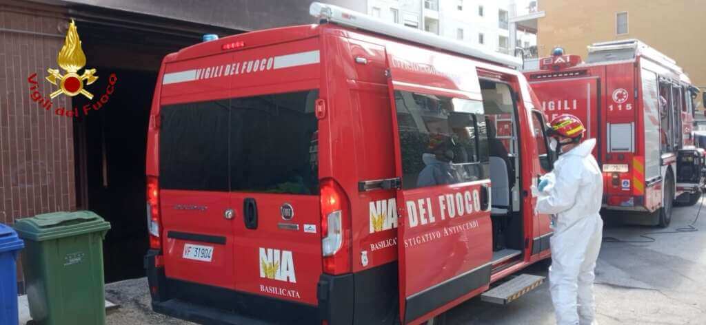 Galleria foto 'Matera, fiamme in un garage: distrutte due moto e un’auto, crollano alcune parti del soffitto' - foto 2