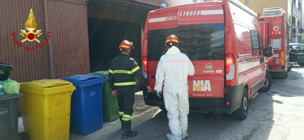 Galleria foto 'Matera, fiamme in un garage: distrutte due moto e un’auto, crollano alcune parti del soffitto' - foto 1