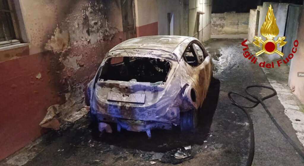 Galleria foto 'Esplosione nella notte a Nardò: danneggiata un’auto. Fiamme anche a Matino' - foto 1