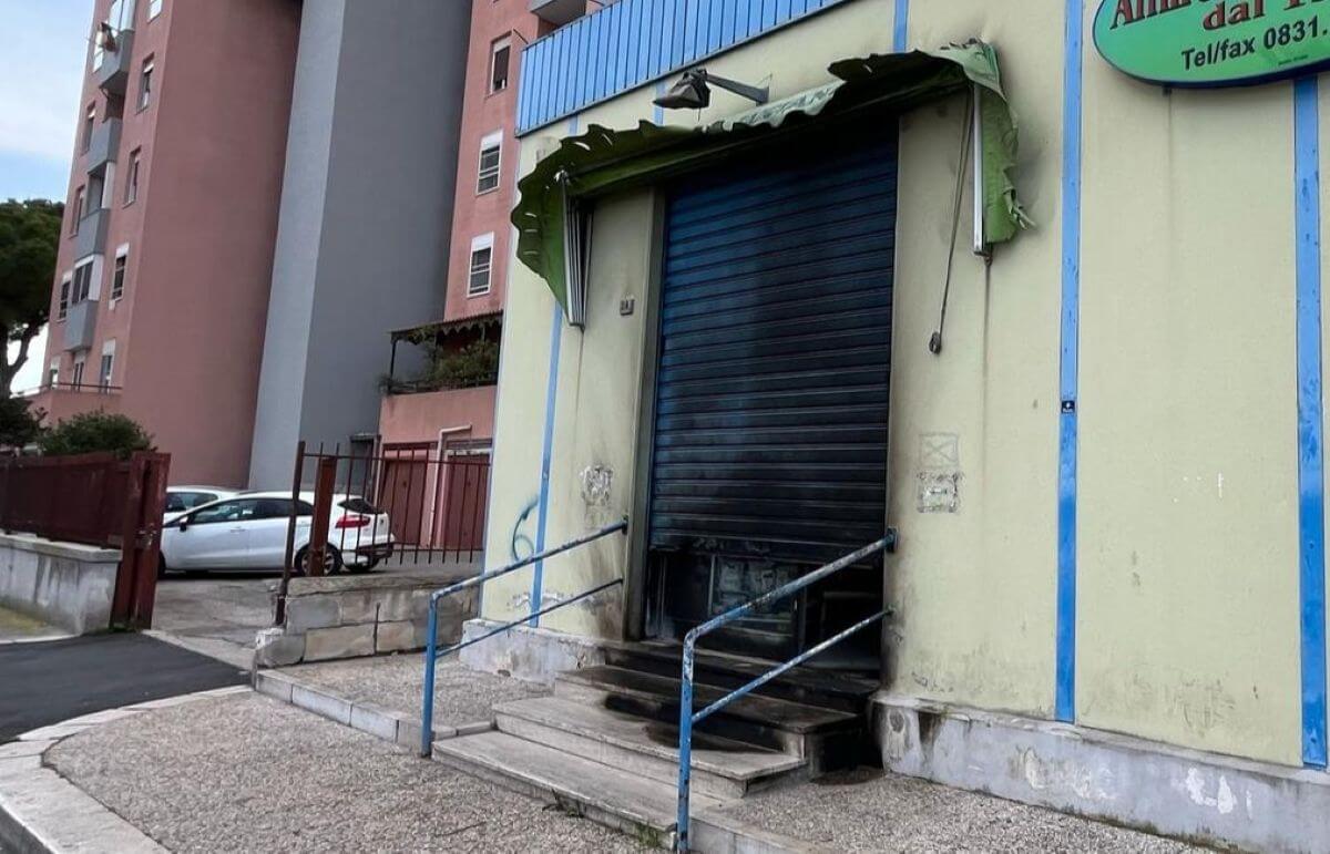 Brindisi, incendio davanti a uno storico negozio di alimentari: trovate tracce di liquido infiammabile Brindisi, incendio davanti a uno storico negozio di alimentari: trovate tracce di liquido infiammabile