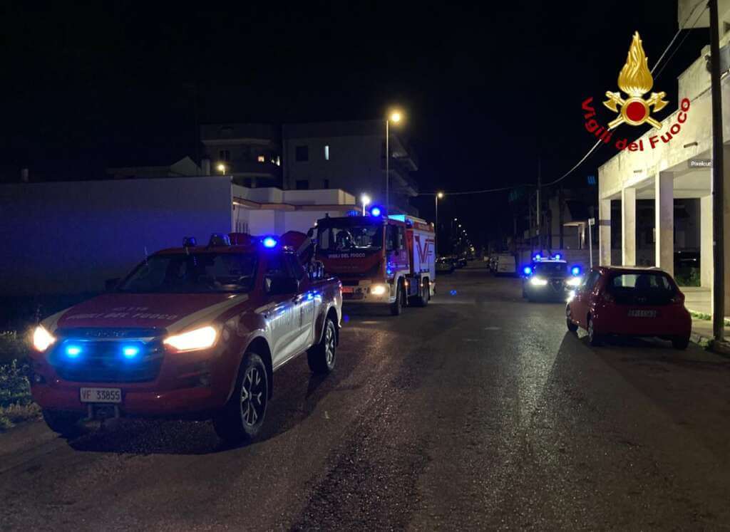 Galleria foto 'Surbo, incendio in un’abitazione: i vigili del fuoco salvano un cane rimasto intrappolato' - foto 1