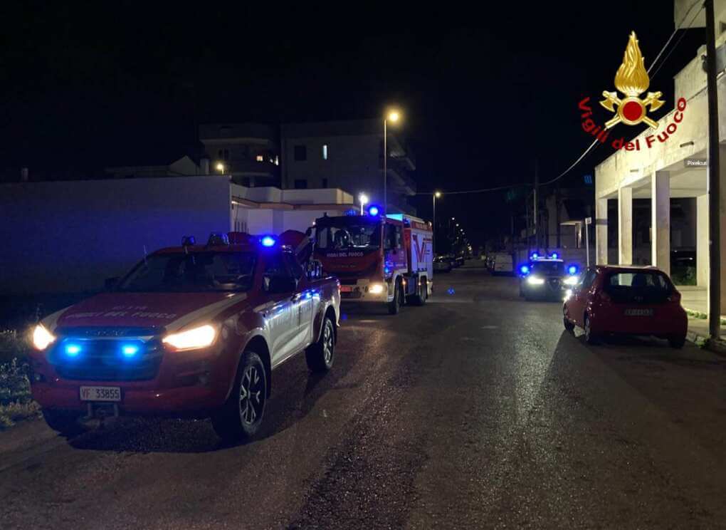 Surbo, incendio in un’abitazione: i vigili del fuoco salvano un cane rimasto intrappolato