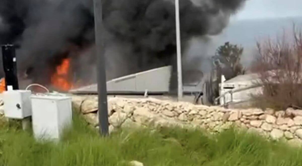 Incendio alle isole Tremiti: fiamme in un distributore di carburante, a fuoco anche auto e gommoni Incendio alle isole Tremiti: fiamme in un distributore di carburante, a fuoco anche auto e gommoni