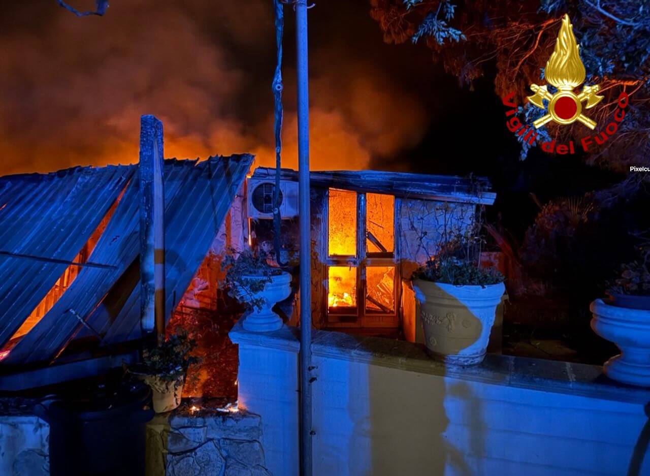 Ugento, una casa distrutta da un incendio: intervengono i vigili del fuoco Ugento, una casa distrutta da un incendio: intervengono i vigili del fuoco