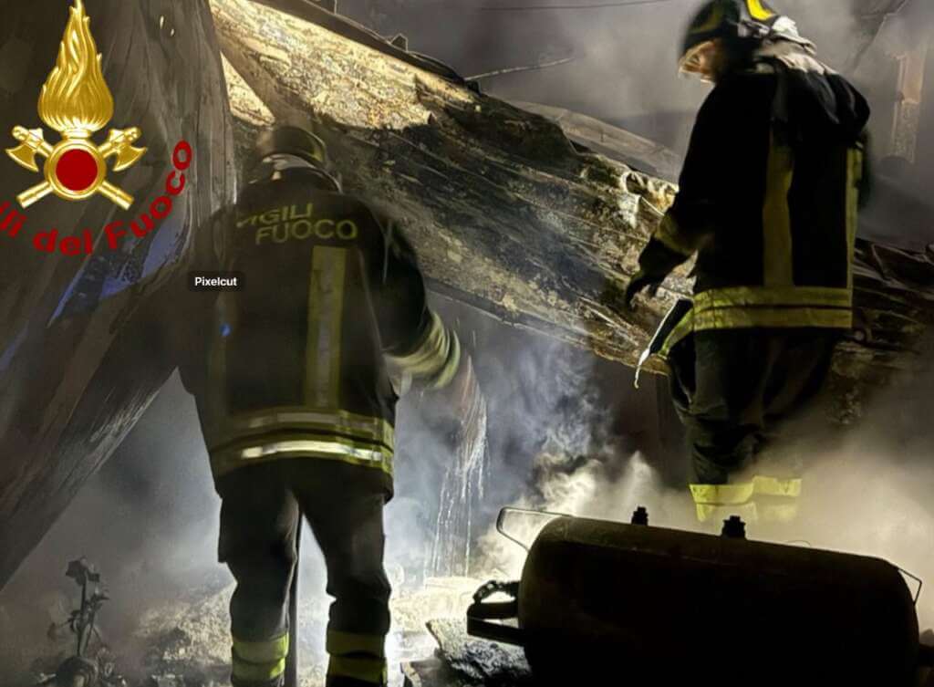 Ugento, una casa distrutta da un incendio: intervengono i vigili del fuoco Ugento, una casa distrutta da un incendio: intervengono i vigili del fuoco