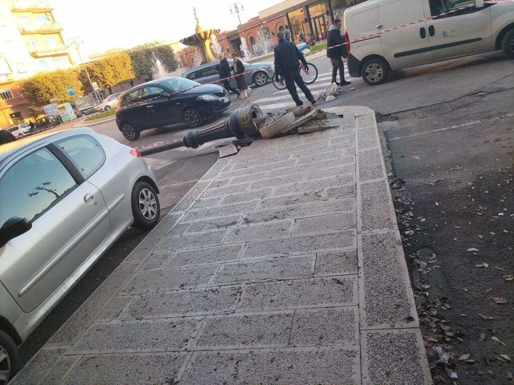 Barletta, betoniera centra lampione in retromarcia: nessun ferito