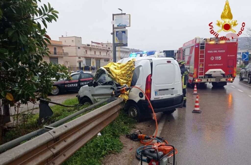 Galleria foto 'Fasano, incidente sulla statale 172: furgone contro il guard rail, muore un uomo' - foto 1