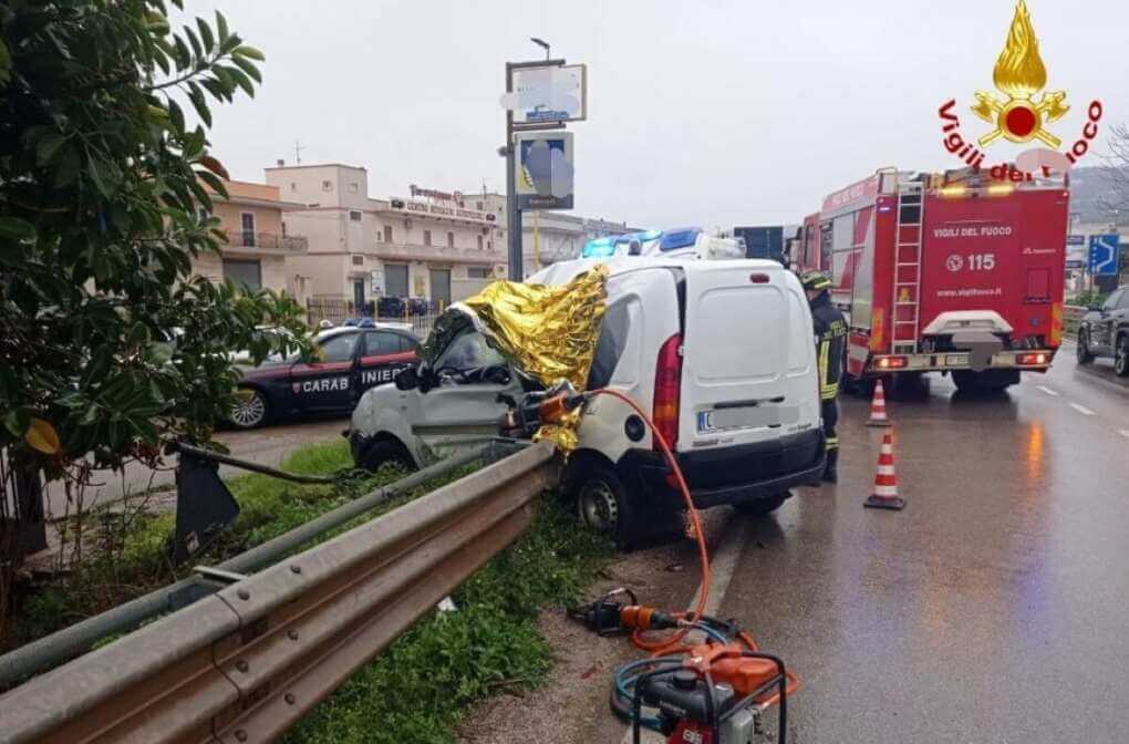 Fasano, incidente sulla statale 172: furgone contro il guard rail, muore un uomo Fasano, incidente sulla statale 172: furgone contro il guard rail, muore un uomo