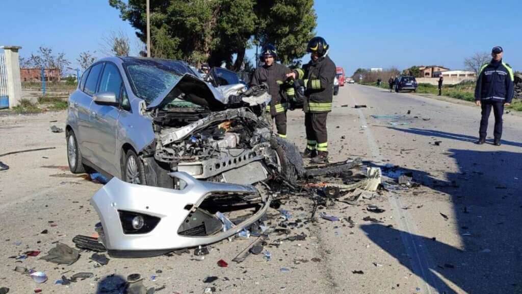Galleria foto 'Foggia, incidente sulla tangenziale: quattro feriti, strada chiusa al traffico' - foto 1